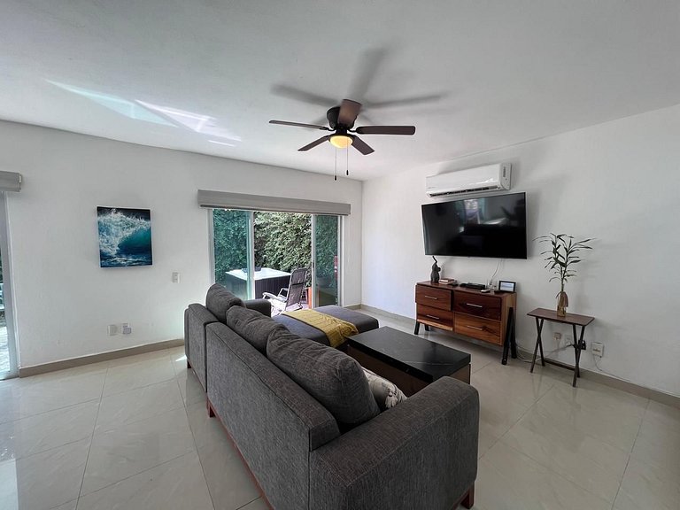 Casa Encanto - 3Bdr, 2.5bath w/Jacuzzi and Parking