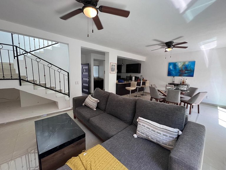 Casa Encanto - 3Bdr, 2.5bath w/Jacuzzi and Parking