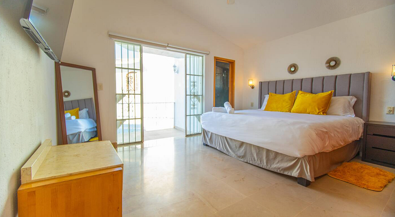 Casa Yemina with Pool and Parking
