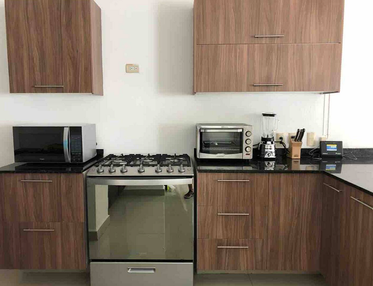 Casa Encanto - 3Bdr, 2.5bath w/Jacuzzi and Parking