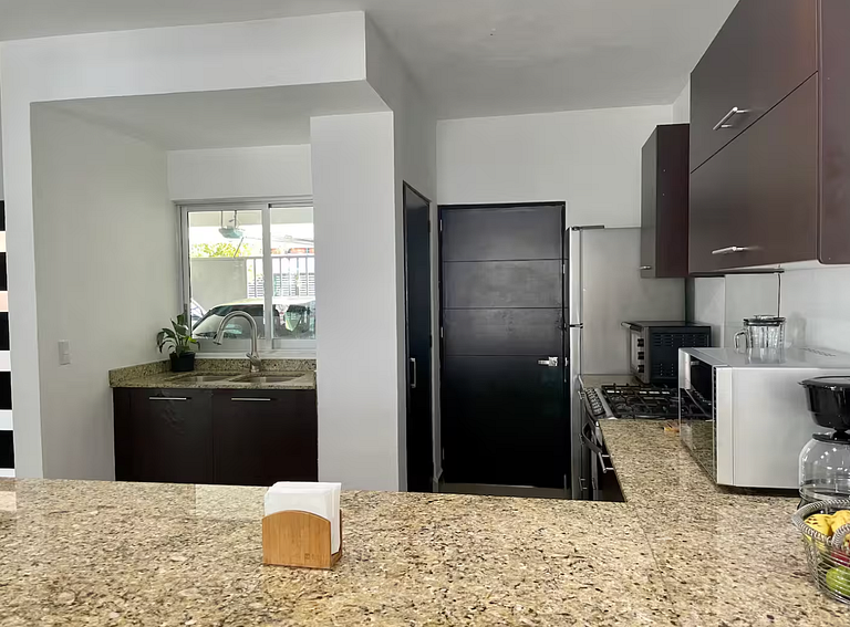 Casa Encanto - 3Bdr, 2.5bath w/Jacuzzi and Parking