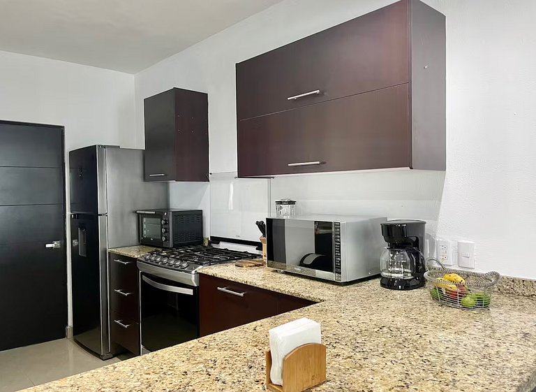 Casa Encanto - 3Bdr, 2.5bath w/Jacuzzi and Parking
