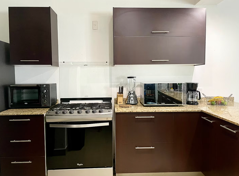 Casa Encanto - 3Bdr, 2.5bath w/Jacuzzi and Parking