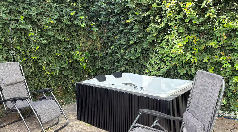 Casa Encanto - 3Bdr, 2.5bath w/Jacuzzi and Parking