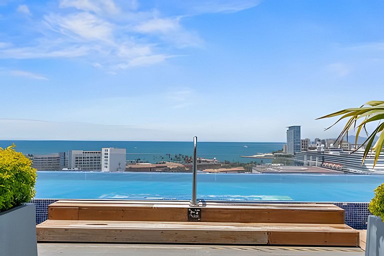 Zoho Skies, 2 bedrooms plus den, 2 bathrooms with rooftop po