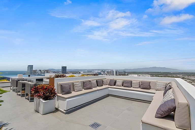 Zoho Skies, 2 bedrooms plus den, 2 bathrooms with rooftop po