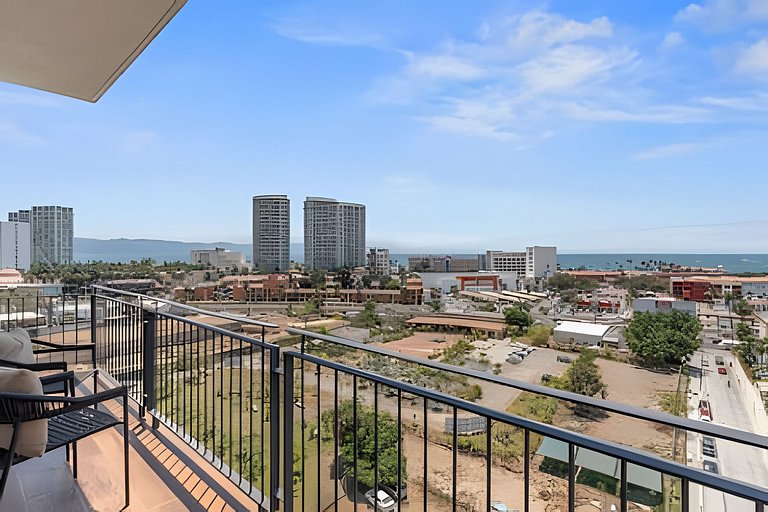 Zoho Skies, 2BR + DEN, 2 baños con alberca en la azotea