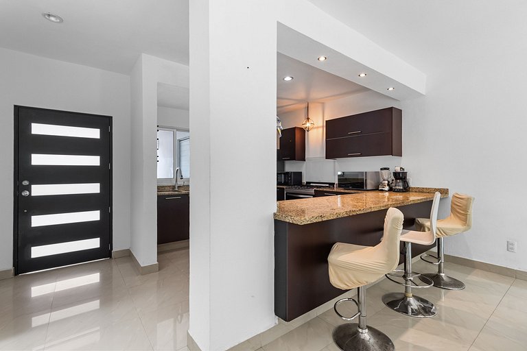 Casa Encanto - 3Bdr, 2.5bath w/Jacuzzi and Parking