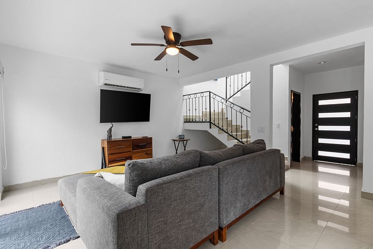Casa Encanto - 3Bdr, 2.5bath w/Jacuzzi and Parking