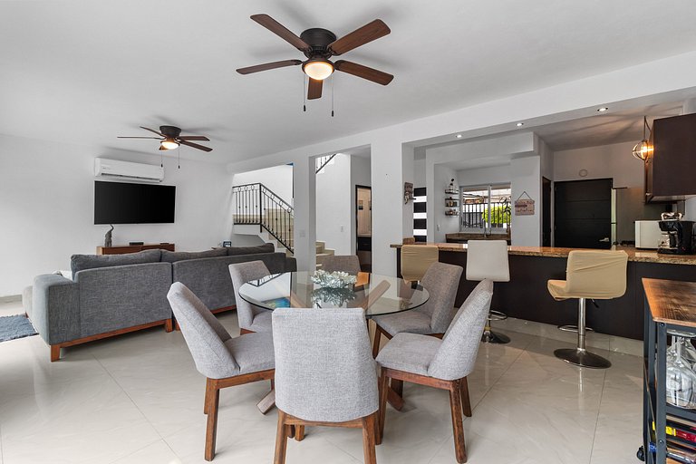 Casa Encanto - 3Bdr, 2.5bath w/Jacuzzi and Parking