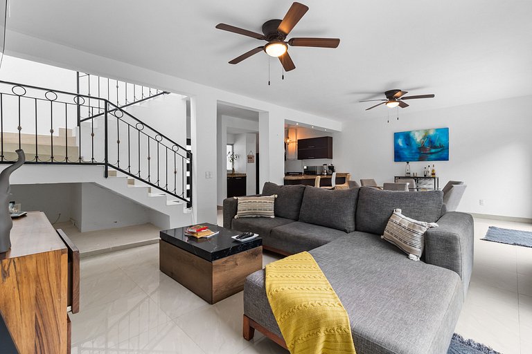Casa Encanto - 3Bdr, 2.5bath w/Jacuzzi and Parking