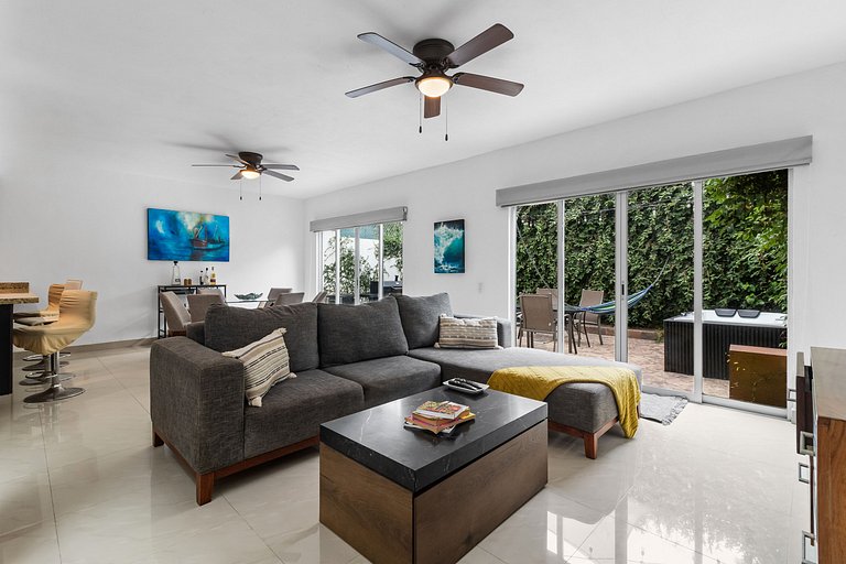 Casa Encanto - 3Bdr, 2.5bath w/Jacuzzi and Parking