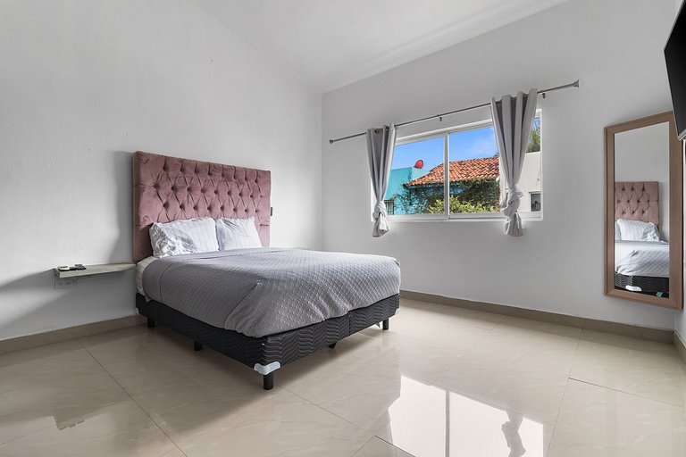 Casa Encanto - 3Bdr, 2.5bath w/Jacuzzi and Parking