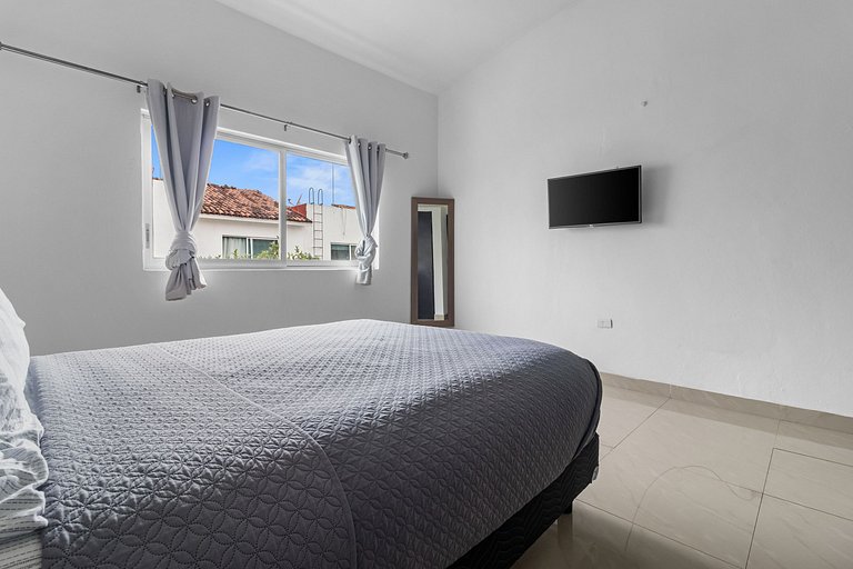 Casa Encanto - 3Bdr, 2.5bath w/Jacuzzi and Parking