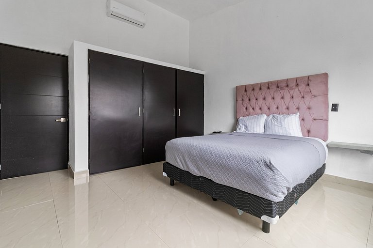 Casa Encanto - 3Bdr, 2.5bath w/Jacuzzi and Parking