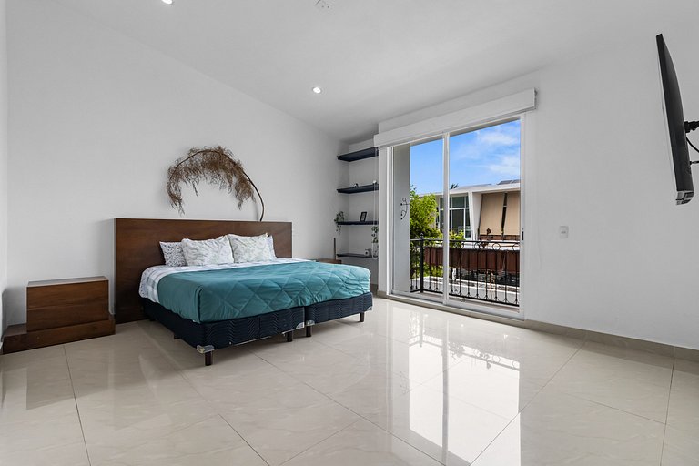 Casa Encanto - 3Bdr, 2.5bath w/Jacuzzi and Parking