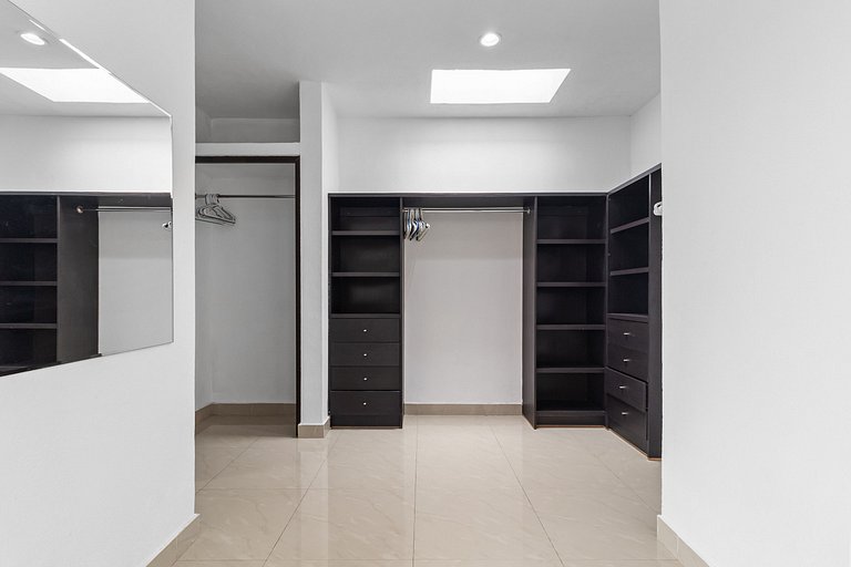 Casa Encanto - 3Bdr, 2.5bath w/Jacuzzi and Parking