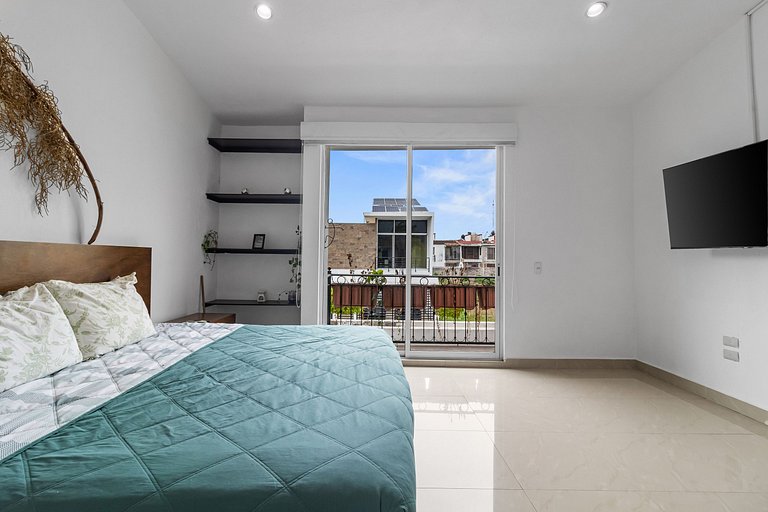 Casa Encanto - 3Bdr, 2.5bath w/Jacuzzi and Parking