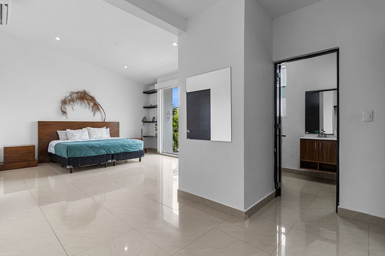Casa Encanto - 3Bdr, 2.5bath w/Jacuzzi and Parking
