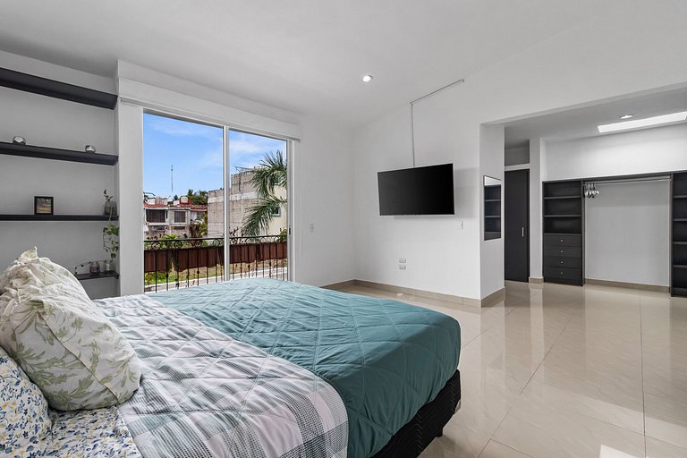 Casa Encanto - 3Bdr, 2.5bath w/Jacuzzi and Parking