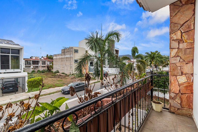 Casa Encanto - 3Bdr, 2.5bath w/Jacuzzi and Parking