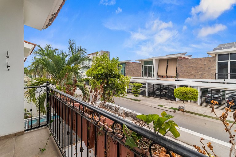 Casa Encanto - 3Bdr, 2.5bath w/Jacuzzi and Parking