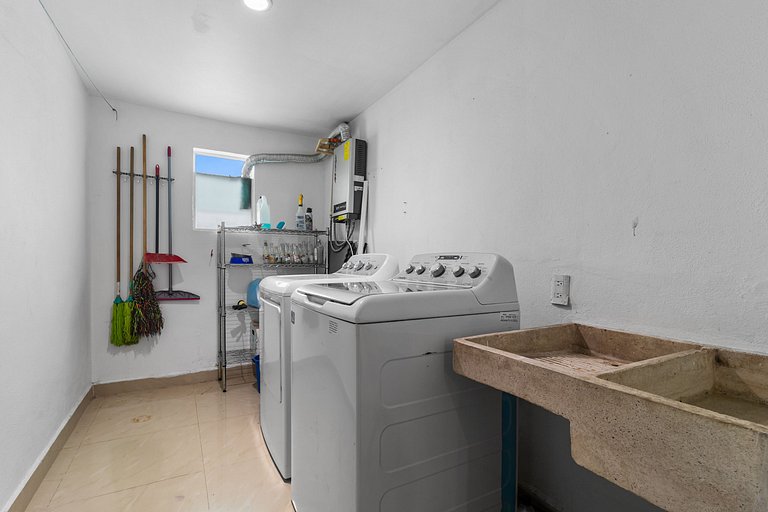Casa Encanto - 3Bdr, 2.5bath w/Jacuzzi and Parking