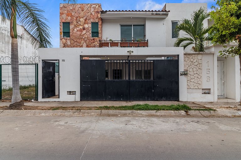 Casa Encanto - 3Bdr, 2.5bath w/Jacuzzi and Parking