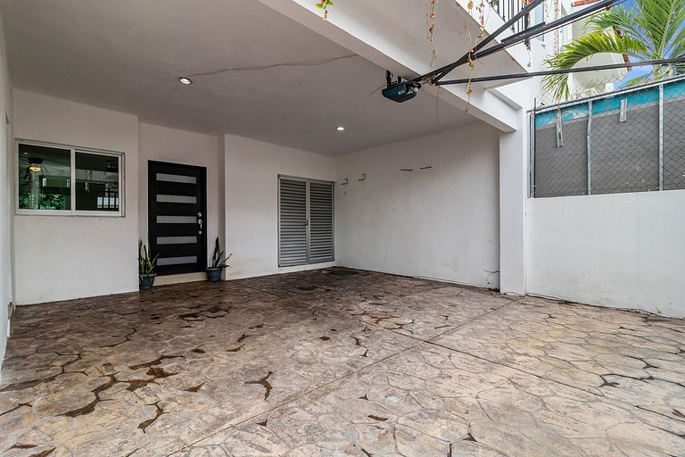 Casa Encanto - 3Bdr, 2.5bath w/Jacuzzi and Parking