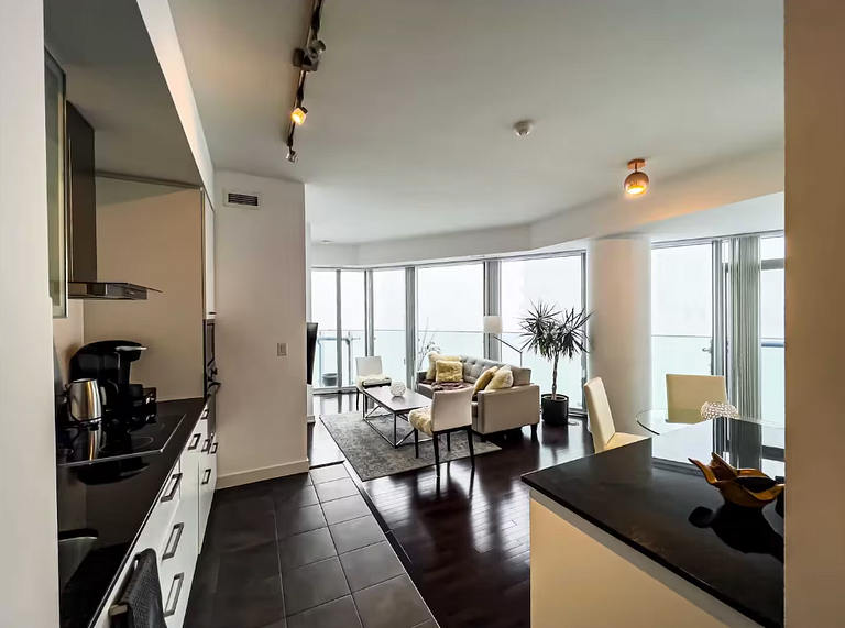 Elegant 1BR Condo across from Rogers Centre