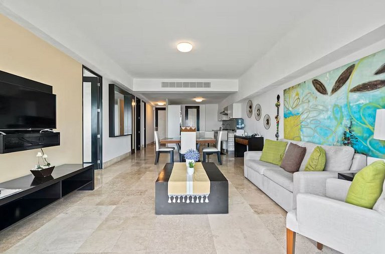 3rd-Floor Gem w/ Cruise Views & Rooftop Lounge