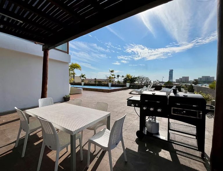 3rd-Floor Gem w/ Cruise Views & Rooftop Lounge