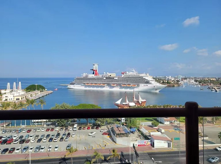 3rd-Floor Gem w/ Cruise Views & Rooftop Lounge
