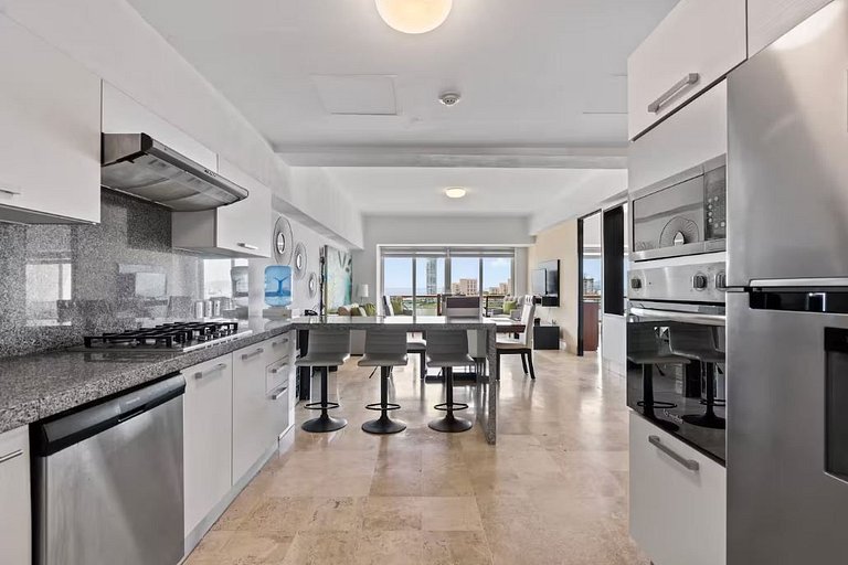 3rd-Floor Gem w/ Cruise Views & Rooftop Lounge