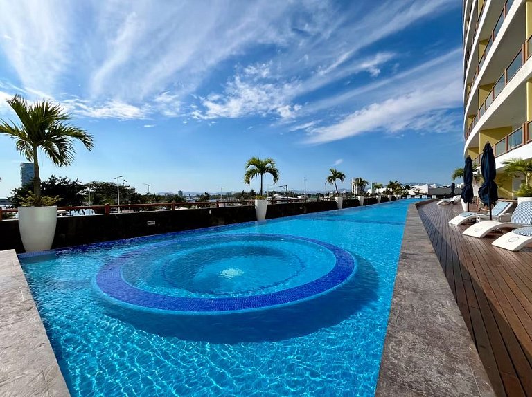 3rd-Floor Gem w/ Cruise Views & Rooftop Lounge