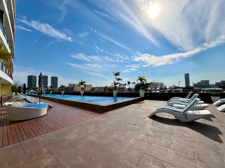 3rd-Floor Gem w/ Cruise Views & Rooftop Lounge