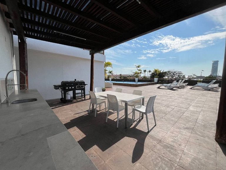 3rd-Floor Gem w/ Cruise Views & Rooftop Lounge