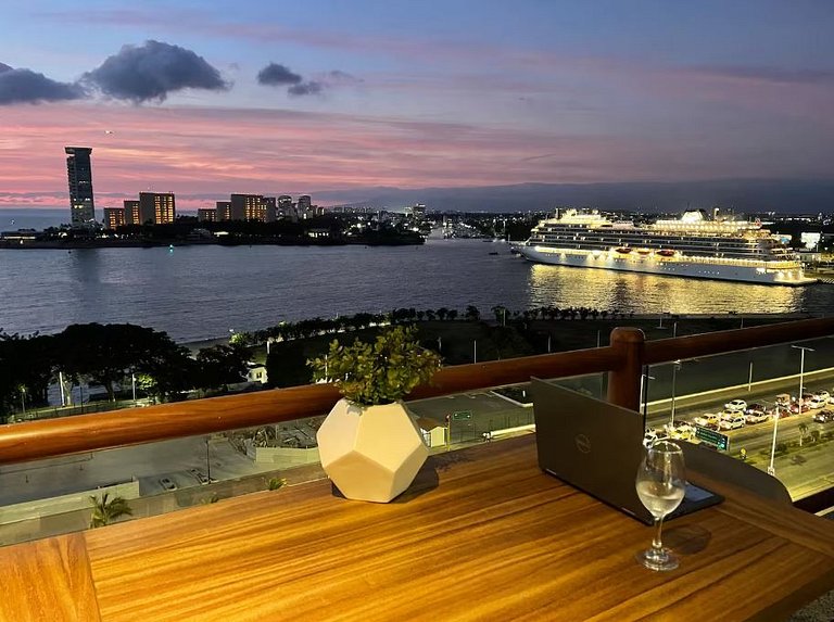 3rd-Floor Gem w/ Cruise Views & Rooftop Lounge