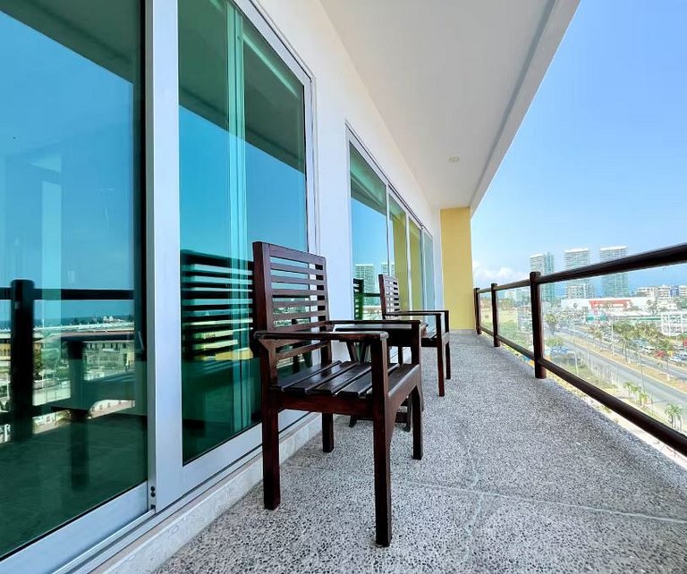 3rd-Floor Gem w/ Cruise Views & Rooftop Lounge