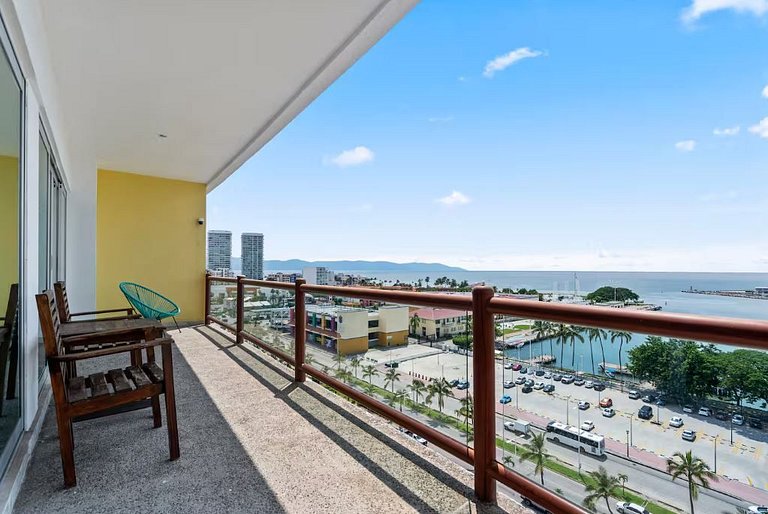 3rd-Floor Gem w/ Cruise Views & Rooftop Lounge