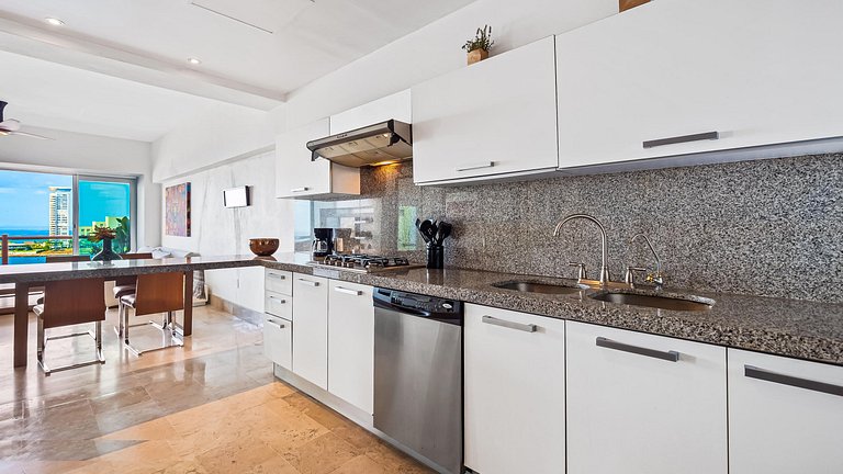 6BR, 3 Suites, Ocean Views & Casino Access