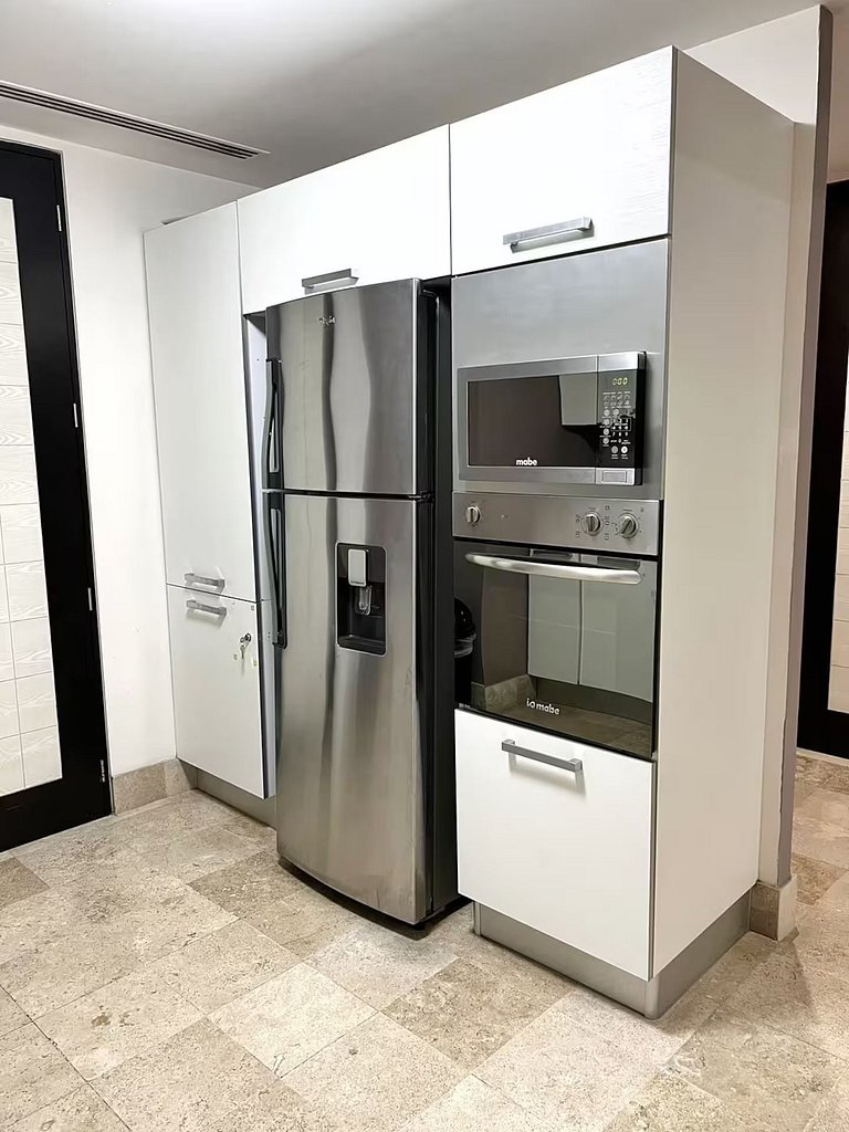 3rd-Floor Gem w/ Cruise Views & Rooftop Lounge