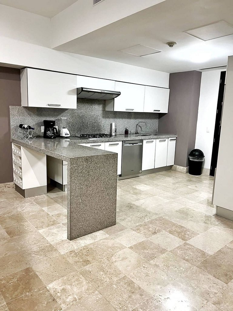 3rd-Floor Gem w/ Cruise Views & Rooftop Lounge