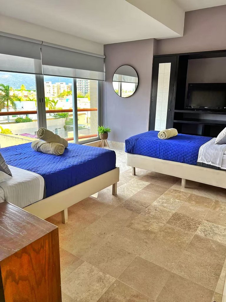 3rd-Floor Gem w/ Cruise Views & Rooftop Lounge