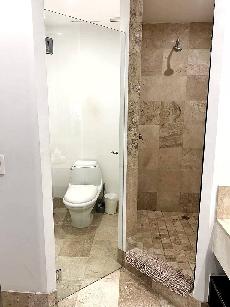 3rd-Floor Gem w/ Cruise Views & Rooftop Lounge