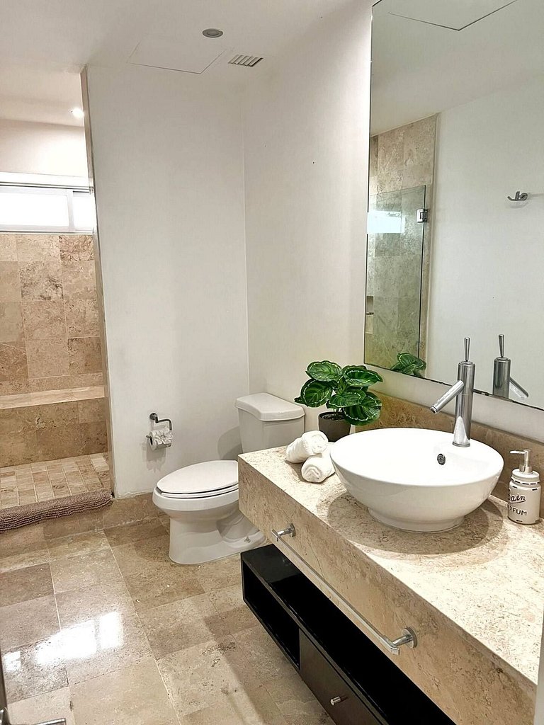 3rd-Floor Gem w/ Cruise Views & Rooftop Lounge
