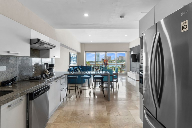 4BR Marina Ocean-View Above Casino 2 Suites