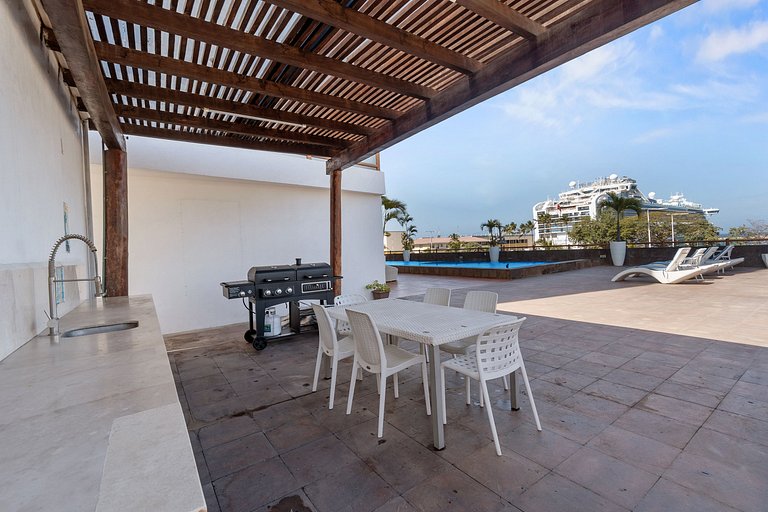 4BR Marina Ocean-View Above Casino 2 Suites