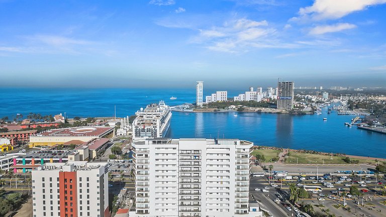 Panoramic Marina Views 6BR Luxury Above Casino