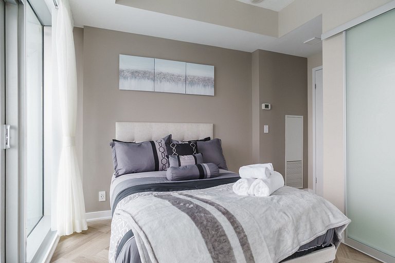 Elegant 2BR Condo across Rogers Centre